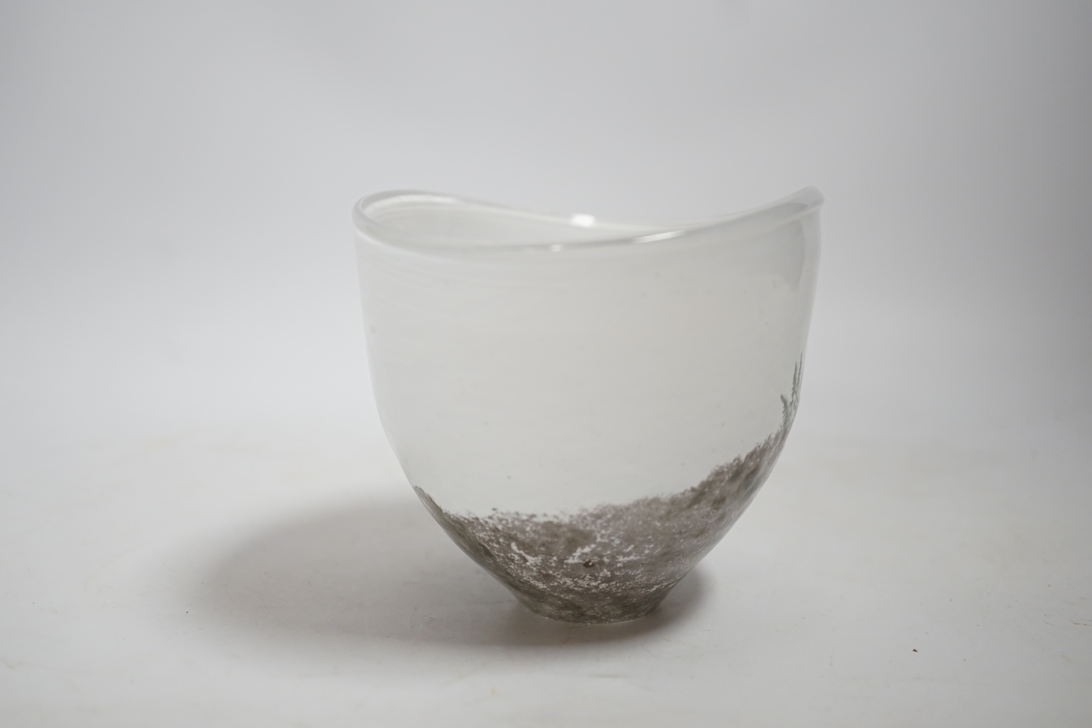 A Kosta Boda Ilugmou glass vase, 9cm